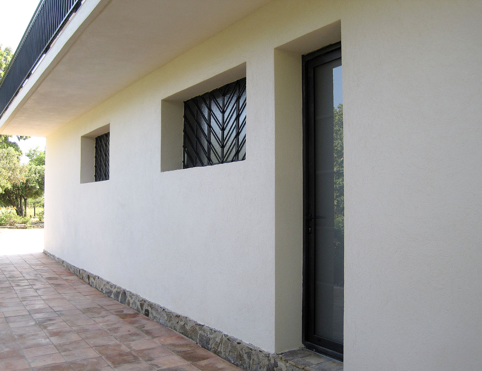 Façade blanche rénovée avec menuiseries noires