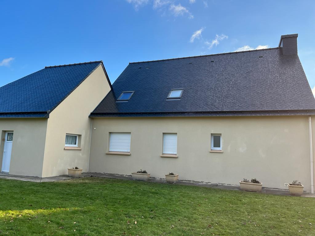 Maison rénovée avec façade crème et toiture en ardoise