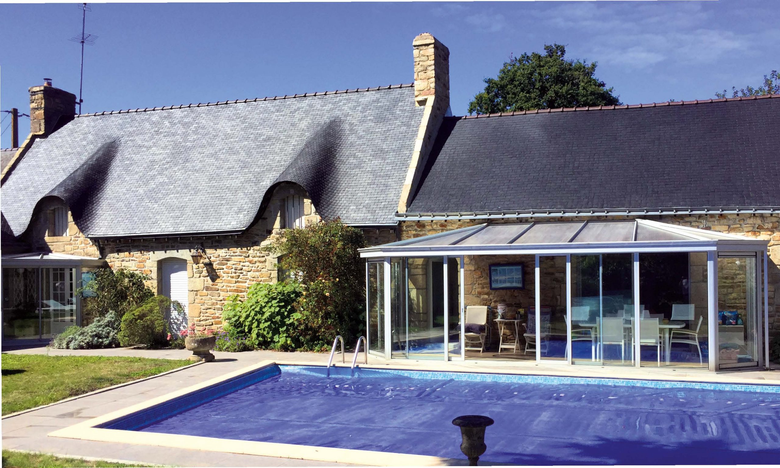 Maison bretonne en pierre avec piscine après rénovation de toiture